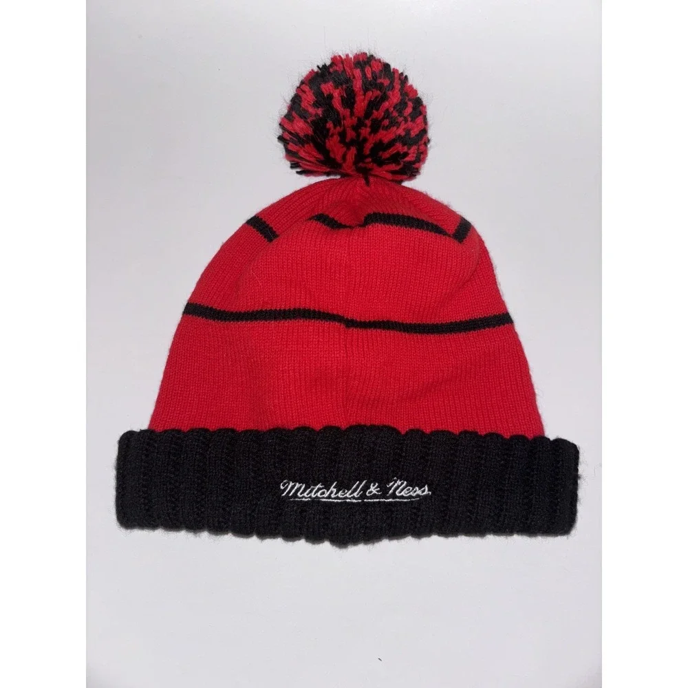 Vintage Mitchell Ness NBA Chicago Bulls Beanie Hat Embroidered Logo Pom Pom Red